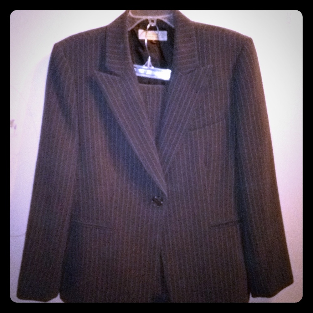 TAHARI AURTHER S LEVINE SUIT